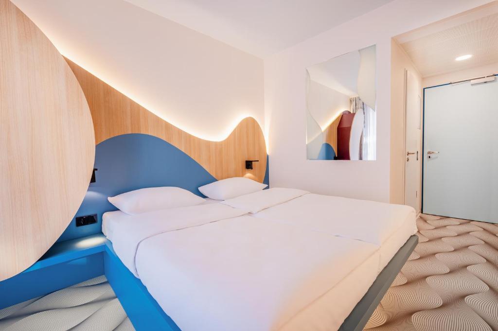 Postel nebo postele na pokoji v ubytování Prize by Radisson, Dresden Mitte