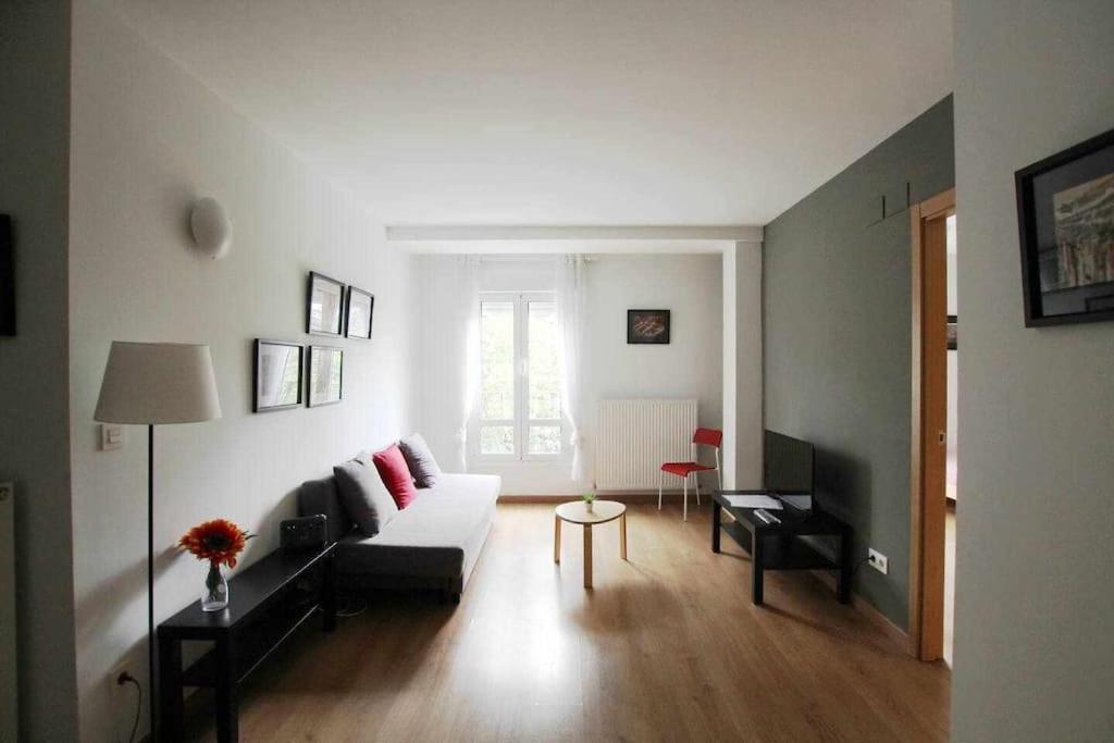 uma sala de estar com um sofá e uma mesa em Apartamento Labegain 3 em Sestao