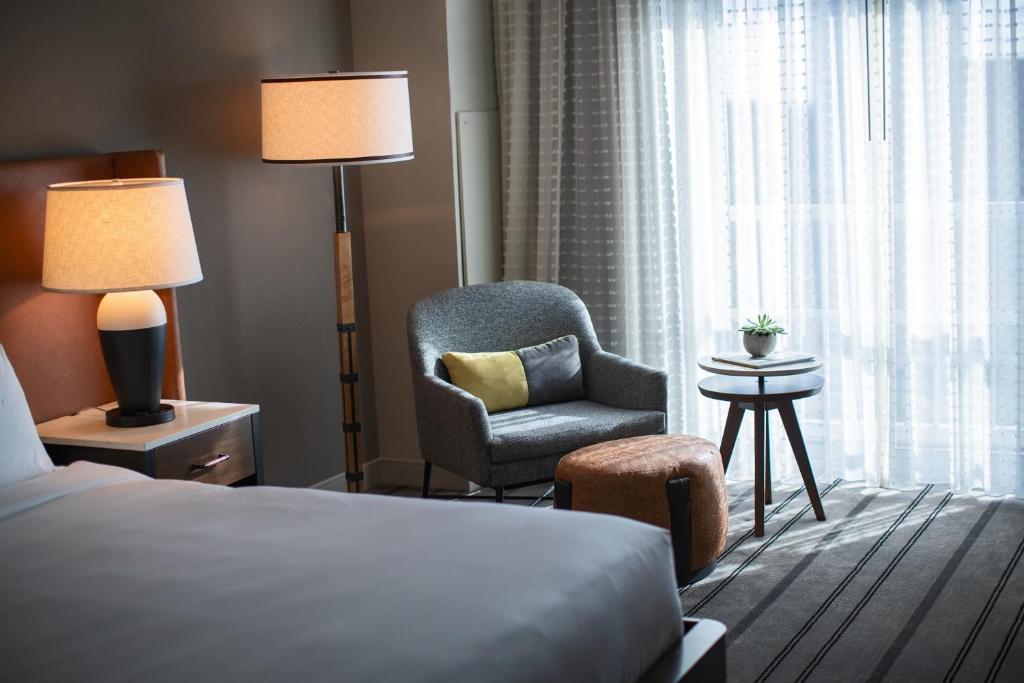 Postel nebo postele na pokoji v ubytování Renaissance Dallas Richardson Hotel