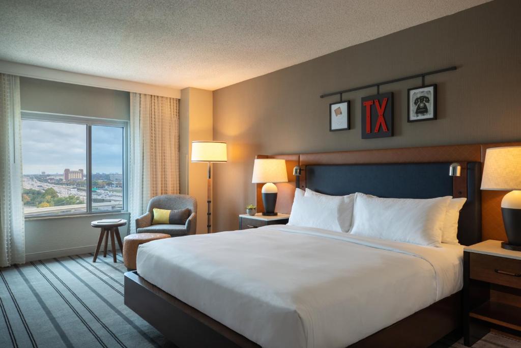 Postel nebo postele na pokoji v ubytování Renaissance Dallas Richardson Hotel