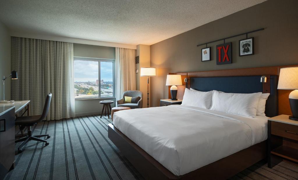 Postel nebo postele na pokoji v ubytování Renaissance Dallas Richardson Hotel