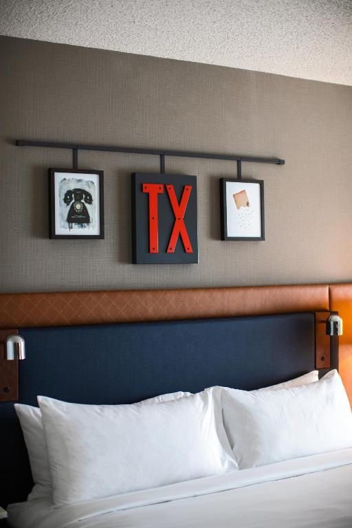 Postel nebo postele na pokoji v ubytování Renaissance Dallas Richardson Hotel