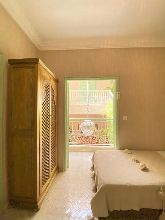 Postel nebo postele na pokoji v ubytování Riad with 3 Swimming Pools