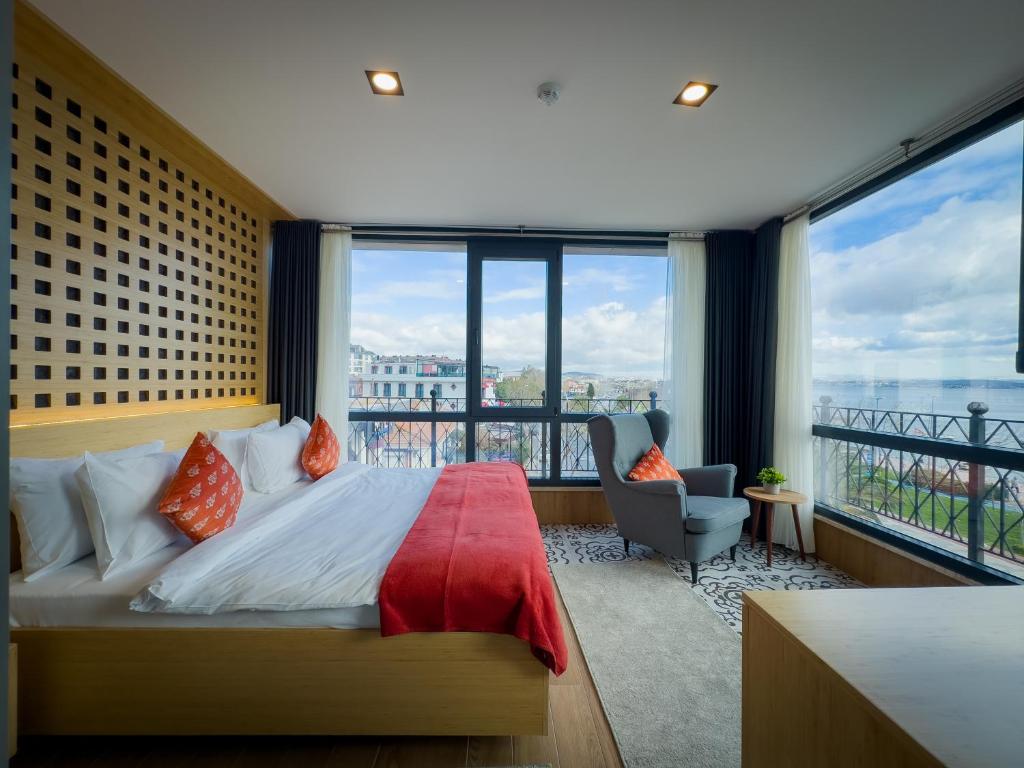 a bedroom with a bed with a view of the city at Mihman Hotel in Tuzla