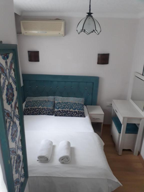 イスタンブールにあるBACHOS sultanahmetのベッドルーム1室(ベッド1台、タオル2枚付)