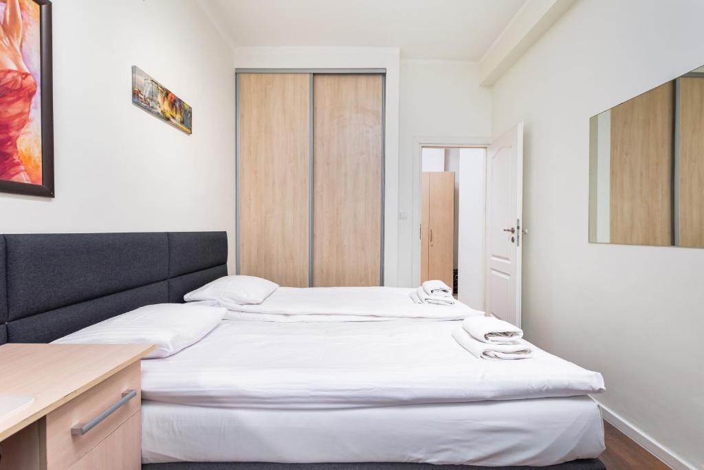 Posteľ alebo postele v izbe v ubytovaní Apartamenty Wawa Centrum by Your Freedom