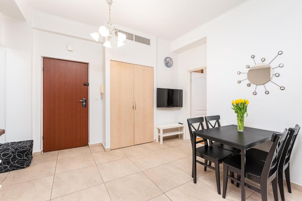 Televízia a/alebo spoločenská miestnosť v ubytovaní Apartamenty Wawa Centrum by Your Freedom