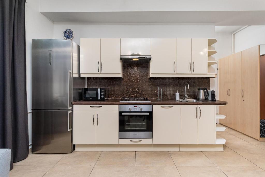 Kuchyňa alebo kuchynka v ubytovaní Apartamenty Wawa Centrum by Your Freedom