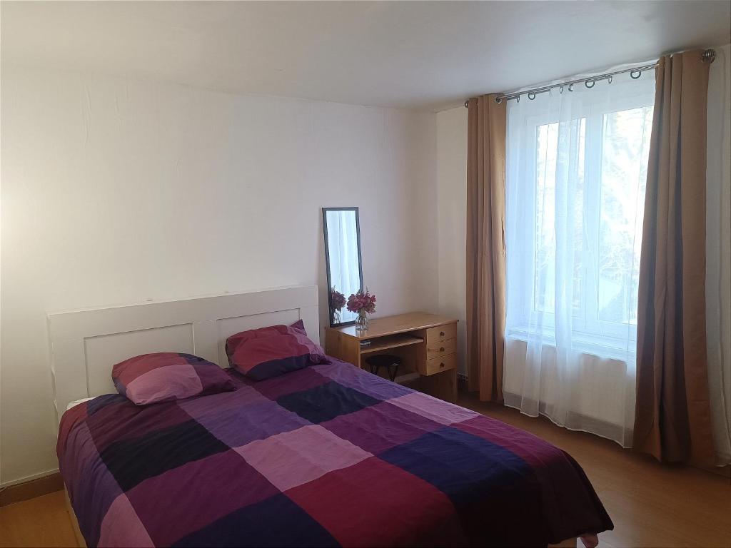 1 dormitorio con cama y ventana en Happy house, en Tourcoing