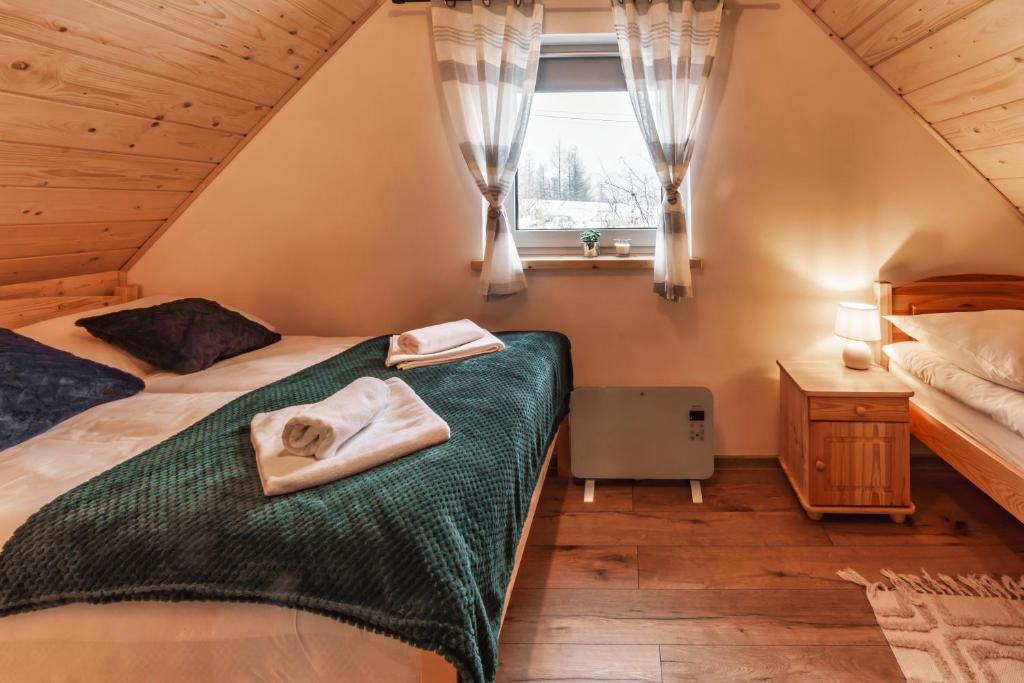 Postel nebo postele na pokoji v ubytování Domki Wichrowe Wzgórze