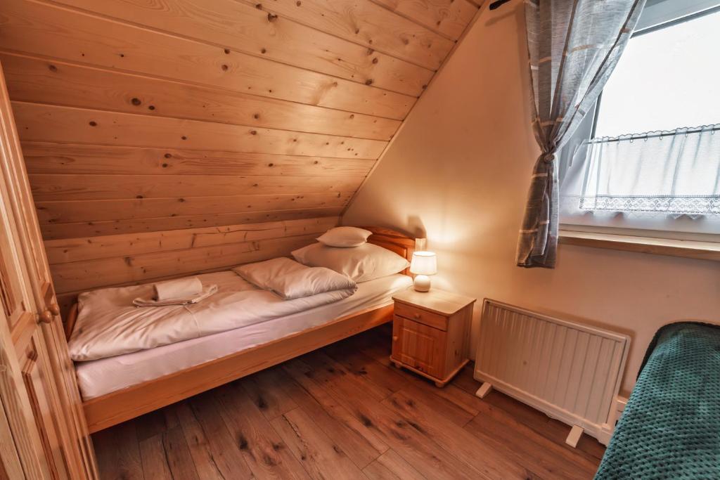 Postel nebo postele na pokoji v ubytování Domki Wichrowe Wzgórze
