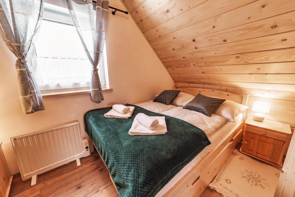 Postel nebo postele na pokoji v ubytování Domki Wichrowe Wzgórze