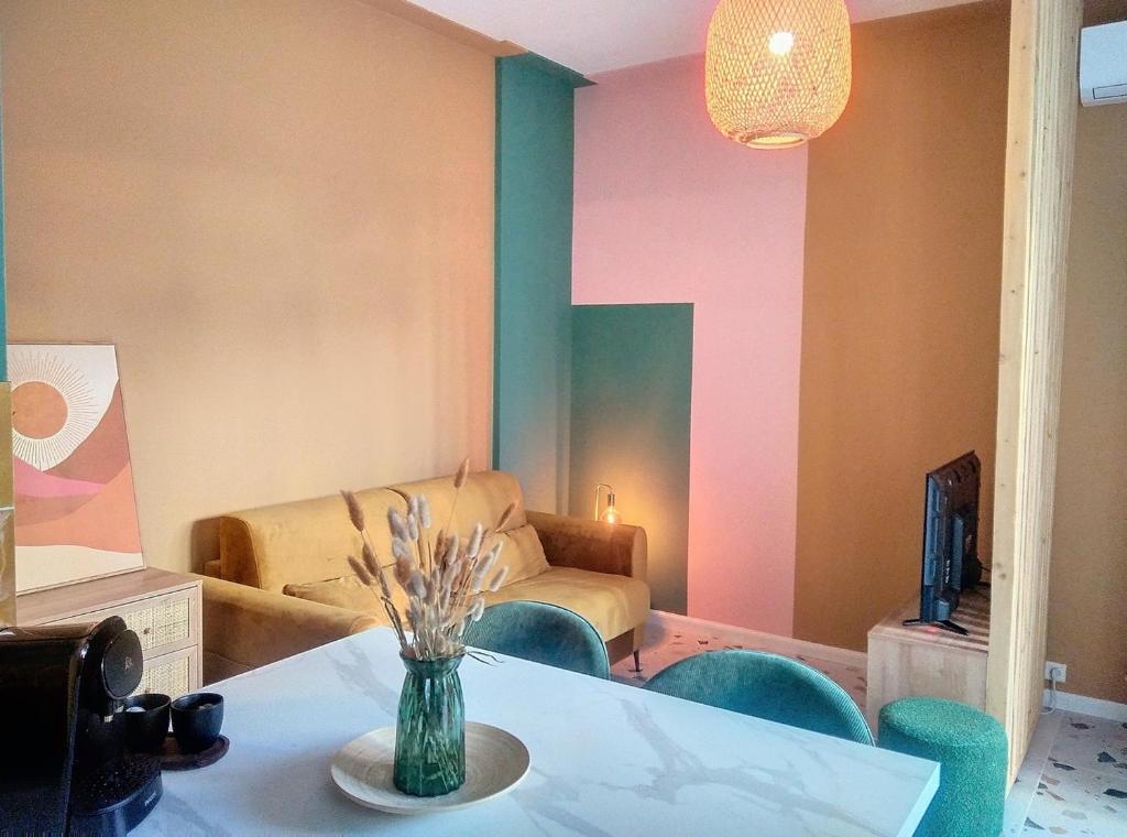 un salon avec une table, des chaises et un canapé dans l'établissement Résidence Le Lérins, à Juan-les-Pins