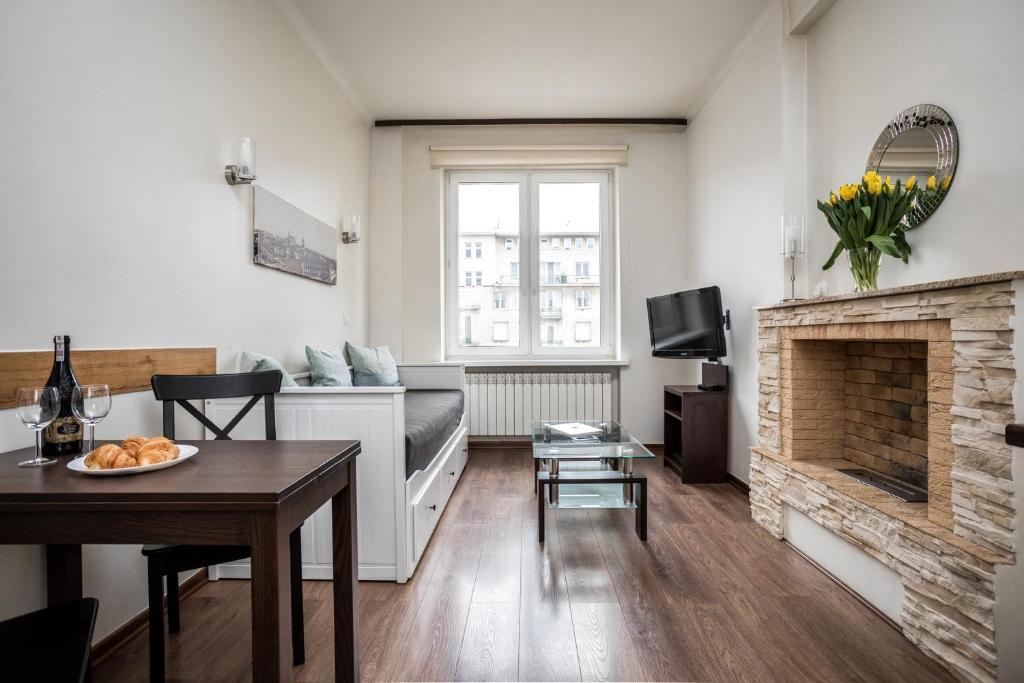 Televízia a/alebo spoločenská miestnosť v ubytovaní Apartamenty Wawa Centrum by Your Freedom