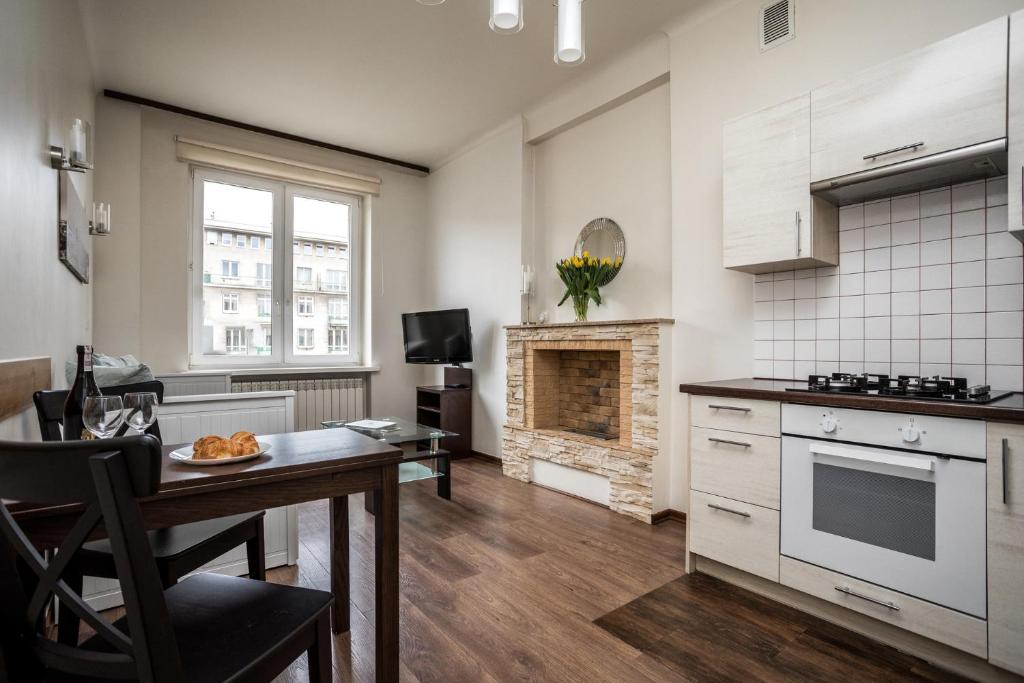 Kuchyňa alebo kuchynka v ubytovaní Apartamenty Wawa Centrum by Your Freedom