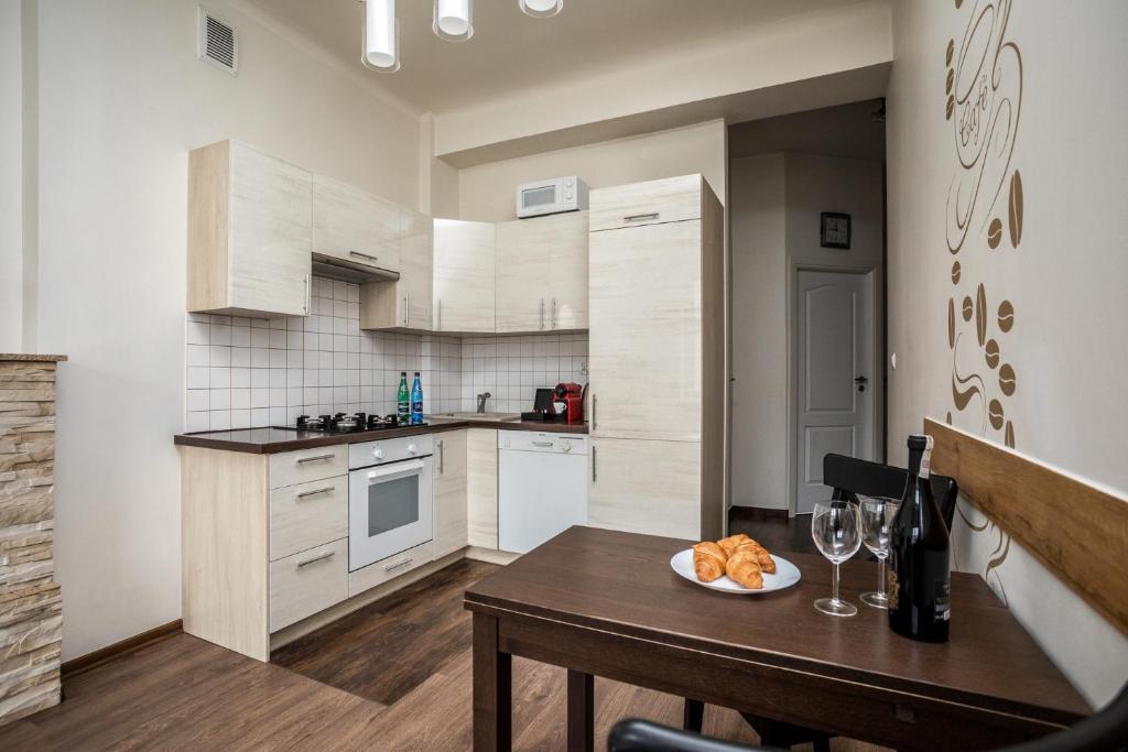 Kuchyňa alebo kuchynka v ubytovaní Apartamenty Wawa Centrum by Your Freedom