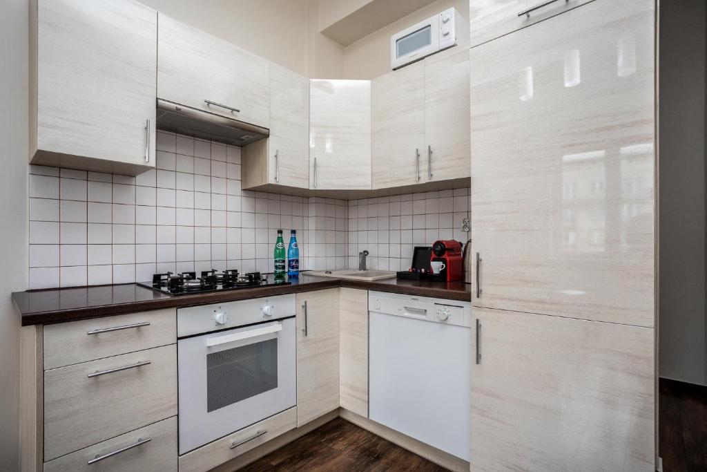 Kuchyňa alebo kuchynka v ubytovaní Apartamenty Wawa Centrum by Your Freedom