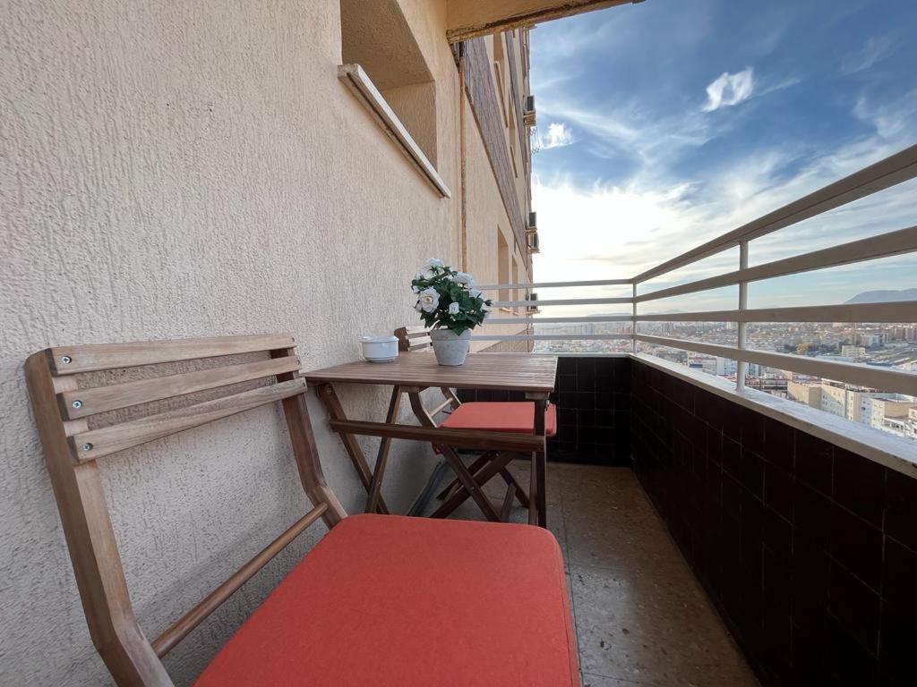 een kleine tafel en bank op een balkon met uitzicht bij Luceros 310 New in Alicante