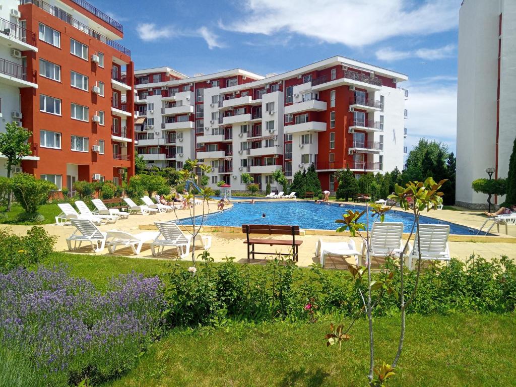 una piscina con tumbonas y edificios en Family Apartament Marina-Bastet BS, en Sveti Vlas