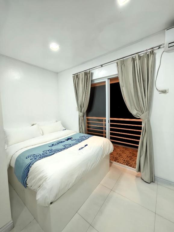 Postel nebo postele na pokoji v ubytování Luckytito Anilao Resort