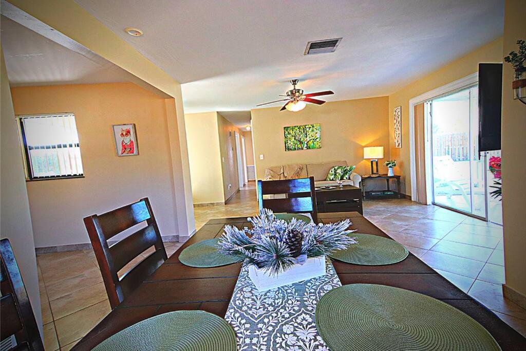 uma sala de estar com uma mesa e uma sala de jantar em Cozy House in SE Cape Coral. Pet-friendly! em Cape Coral