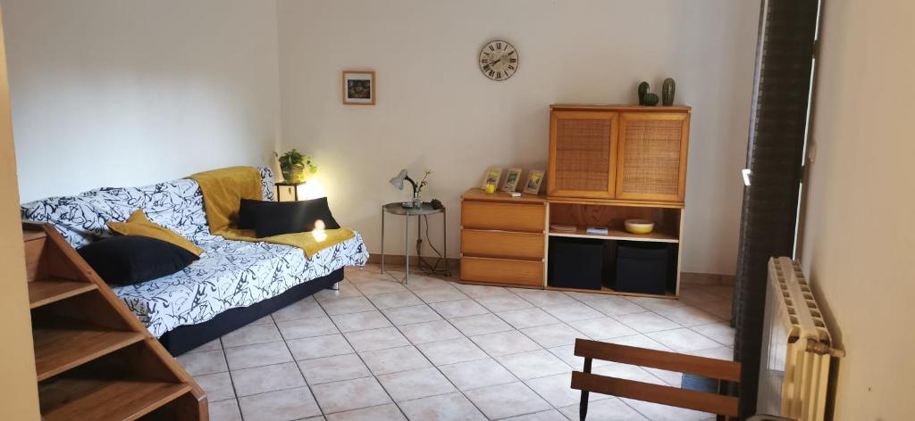 - un salon avec un canapé et une armoire dans l'établissement studio indépendant sur terrasse Toulon, à Toulon