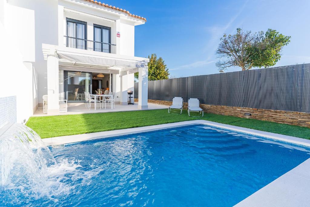 una piscina en el patio trasero de una casa en Pareado con piscina en el Rompido en El Rompido