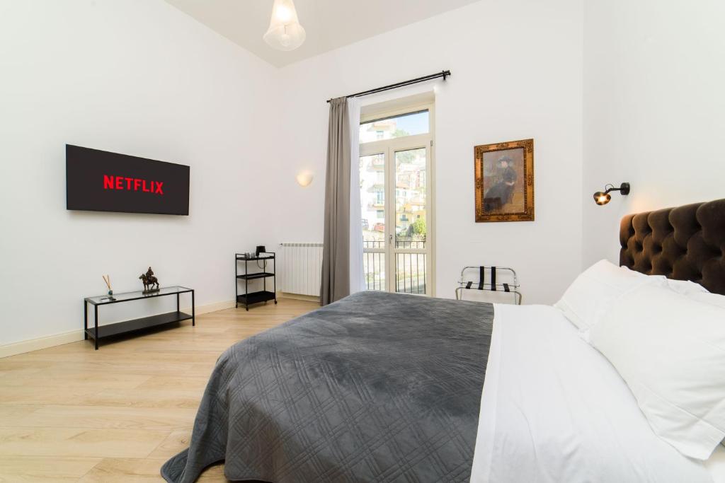 una camera da letto con un letto e un cartello di uscita sul muro di One&One a Salerno