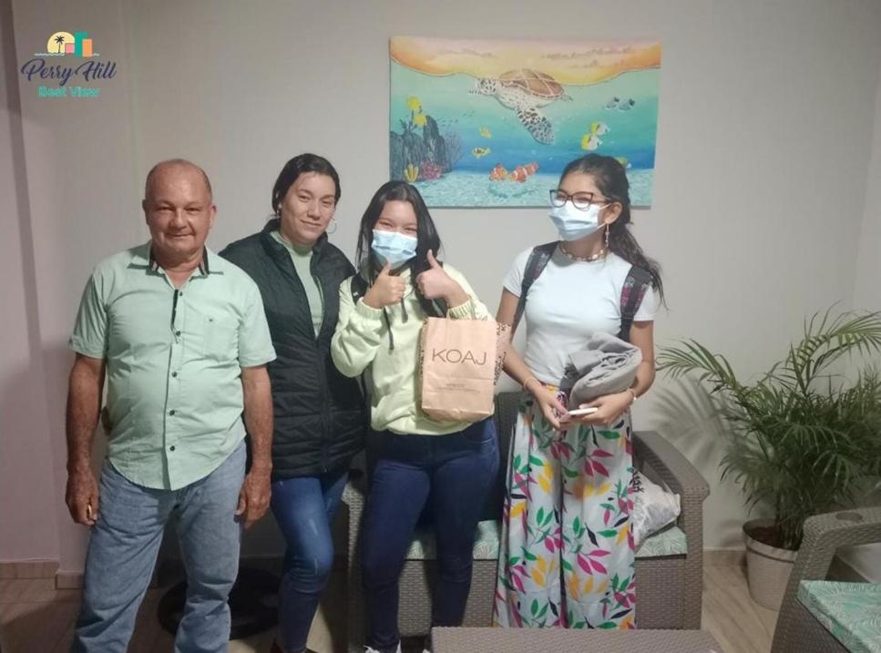 um grupo de pessoas usando máscaras posando para uma foto em Apartamento cómodo y confortable em San Andrés