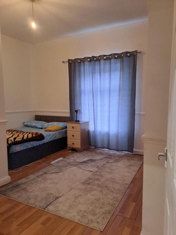 Un pat sau paturi într-o cameră la Stunning 3-Bed House in Manchester