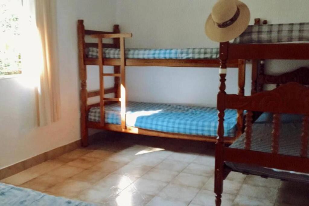 um quarto com 2 beliches num quarto em Chácara Morada do Sol - (pé na represa) em Igaratá