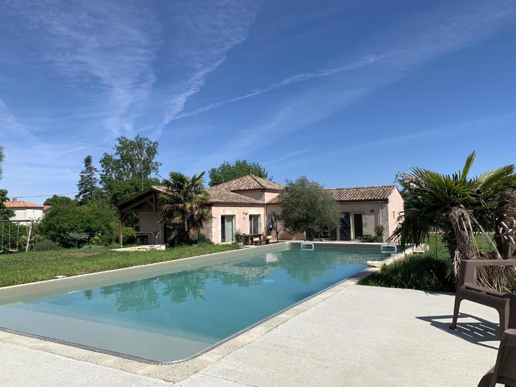 une piscine devant une maison dans l'établissement Chez Aurore, à La Sauvetat
