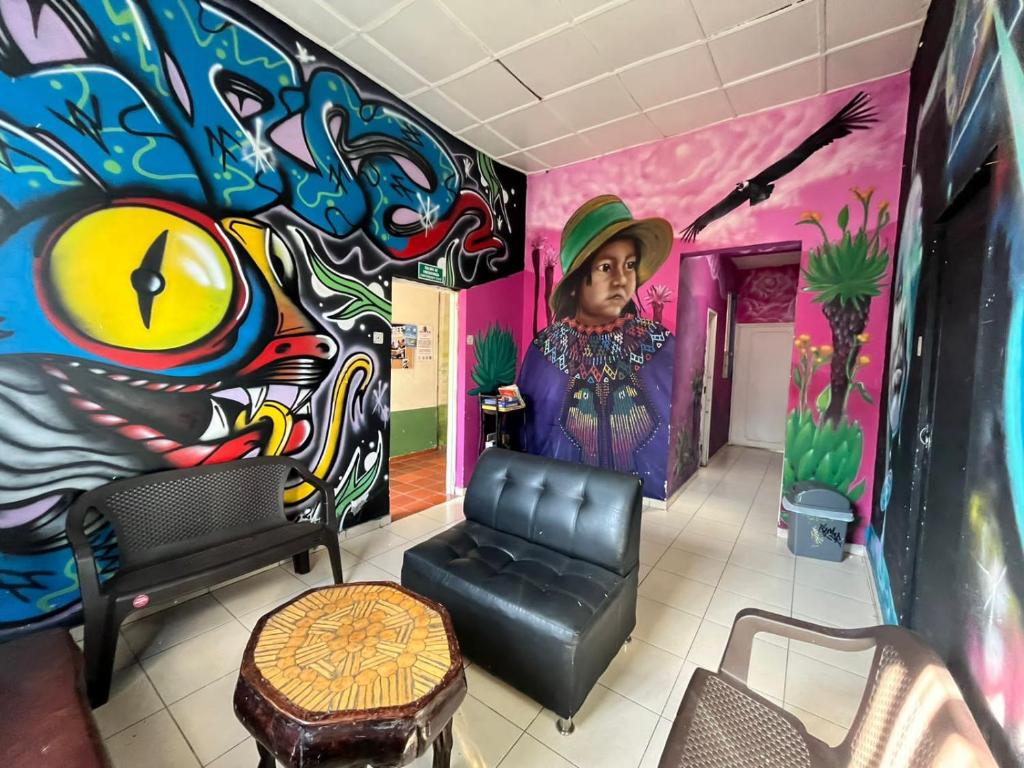 ポパヤンにあるLienzo Hostel and Mural Art Museumの壁画の部屋