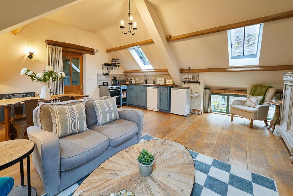 uma sala de estar com um sofá e uma mesa em Host & Stay - Llewenau Draw em Cwm-du