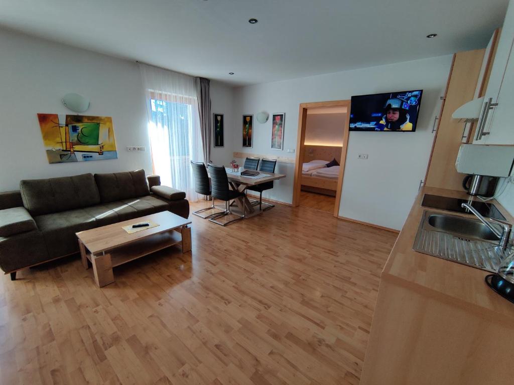 Residence Klementhof - Two-Bedroom Apartment With Balcony - 206