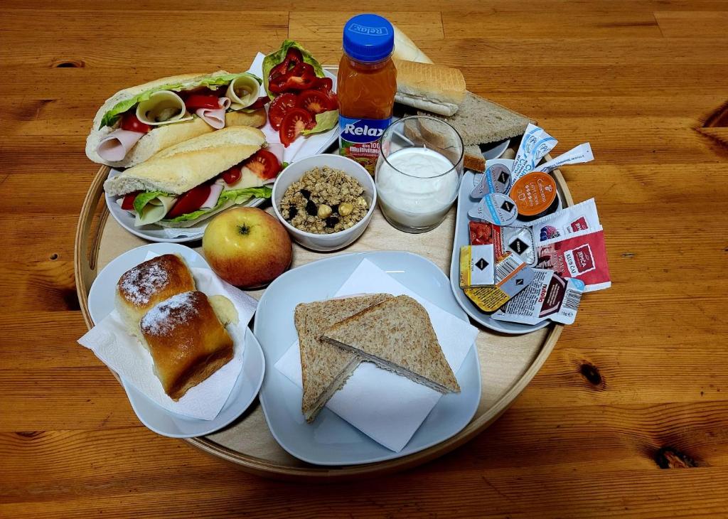 un tavolo con un piatto di cibo con pane e panini di Apartmán Josefská a Brno