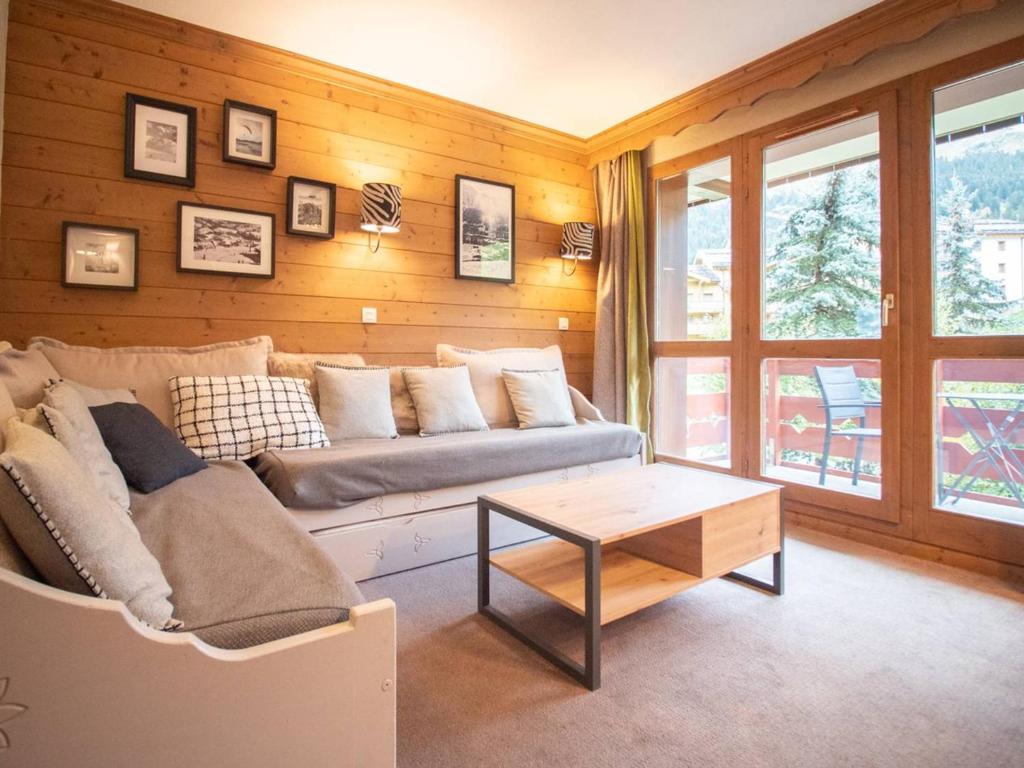 un salon avec un canapé et une table dans l'établissement Appartement cosy 3 pièces avec balcon - 6 personnes, Valmorel - FR-1-291-882, à Valmorel