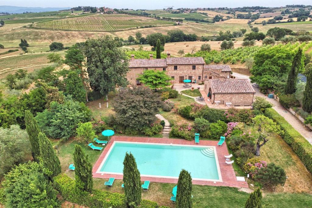 - une vue aérienne sur un domaine avec une piscine dans l'établissement Agriturismo I Fuochi, à Valiano