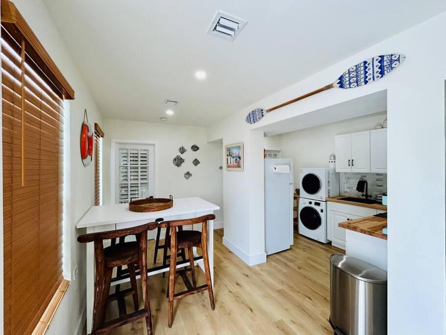 Virtuvė arba virtuvėlė apgyvendinimo įstaigoje Newly renovated and cozy home in the Florida Keys