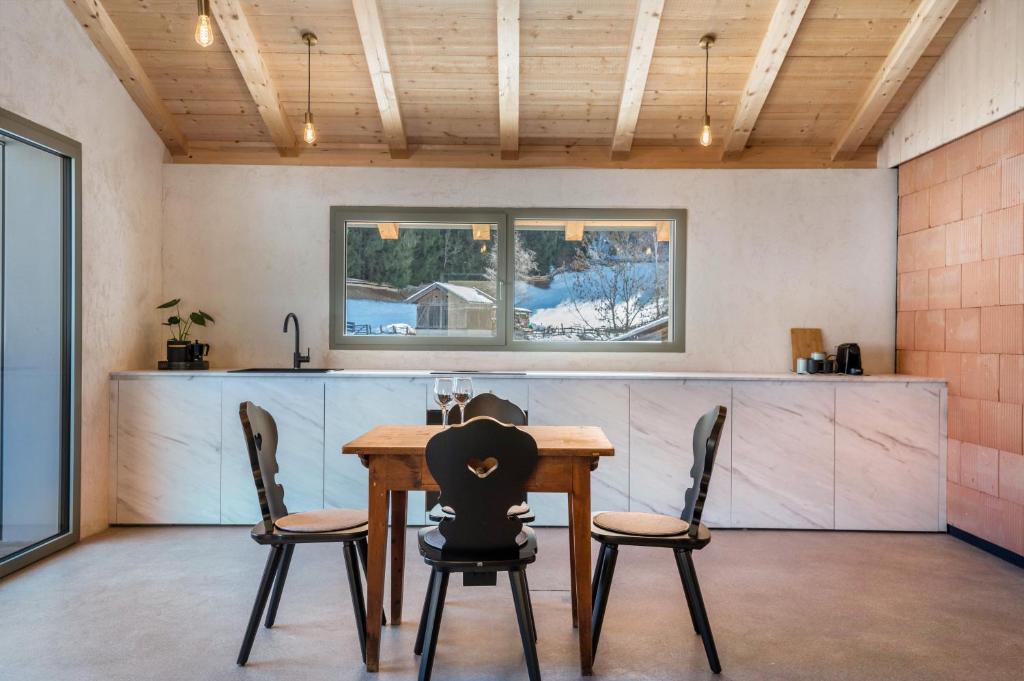 een eetkamer met een tafel en 2 stoelen bij Lena Dolomites Luxury Suite in Villnoss