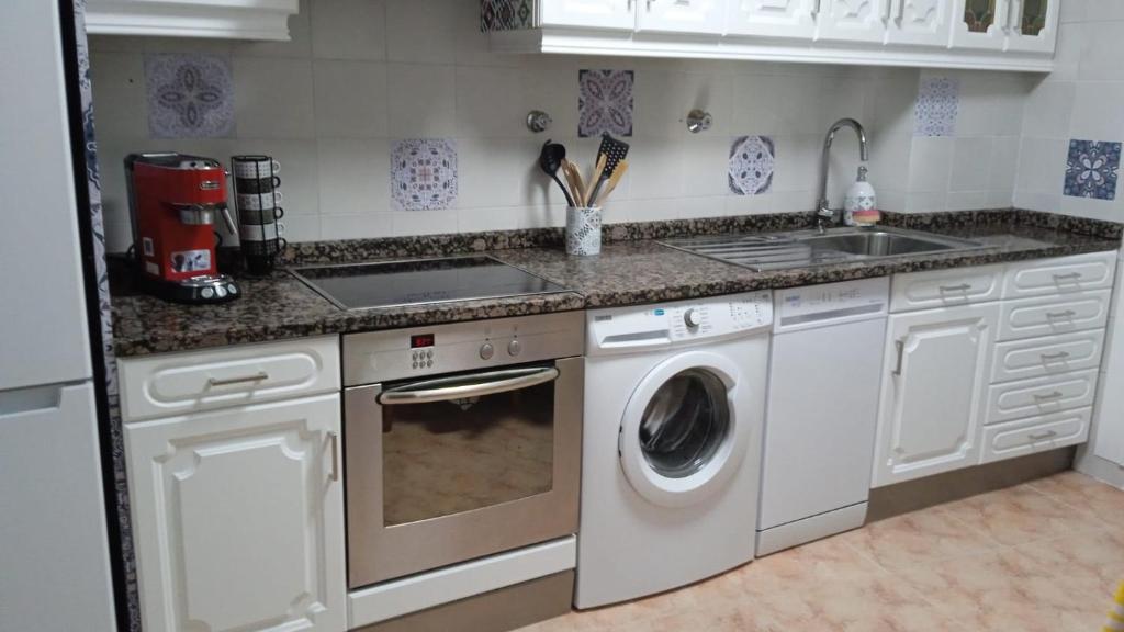 a kitchen with a sink and a washing machine at Apartamento a 10 minutos de la Calle Laurel in Logroño