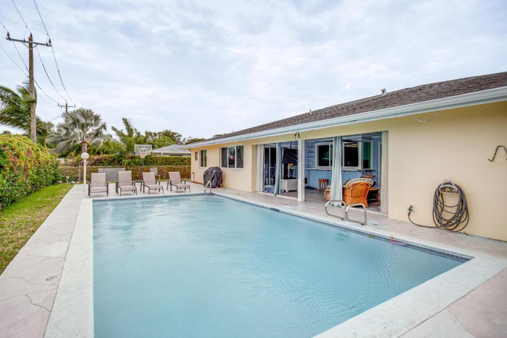 Bazén v ubytování Bright Fort Myers Home with Pool - 9 Mi to Beach! nebo v jeho okolí