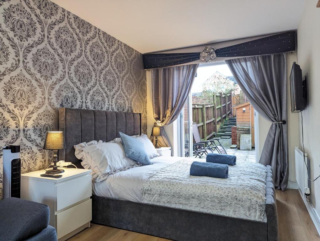 Un dormitorio con una cama grande y una ventana en Large 4-bedrooms & 3 Bath Townhouse, Free Parking en Liverpool