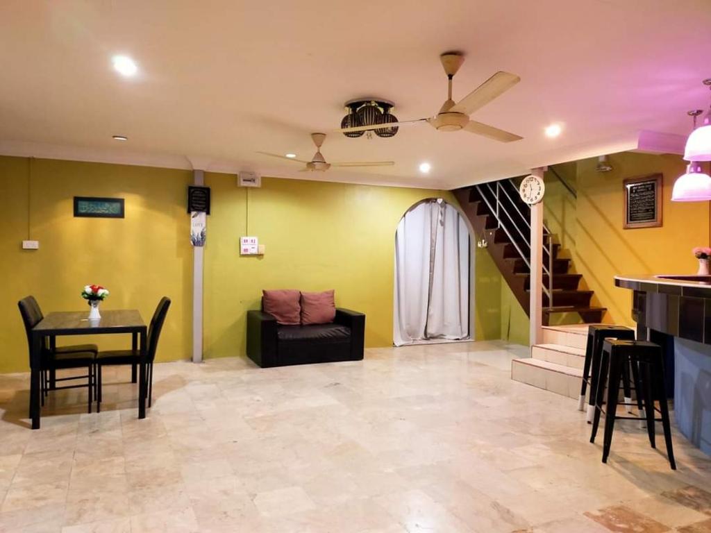 ein Wohnzimmer mit einem Sofa und einem Tisch in der Unterkunft LD SWEET HOMESTAY LAHAD DATU in Lahad Datu