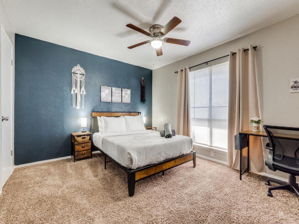 a bedroom with a bed and a ceiling fan at 6 min to UT Southwestern_Fast Wi-fi in Dallas