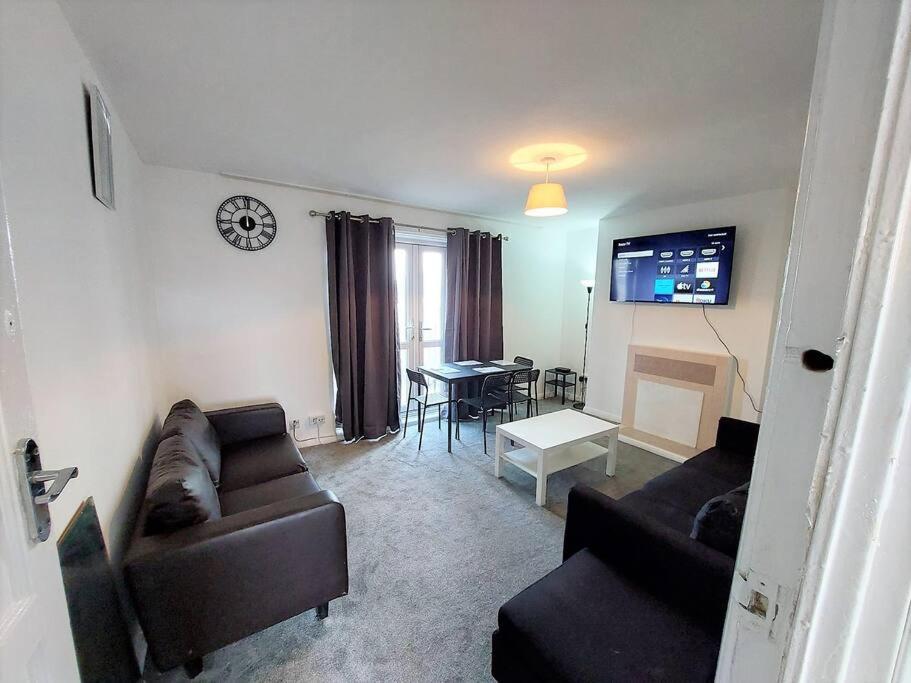 TV a/nebo společenská místnost v ubytování 3 bedroom Flat in Hoxton London