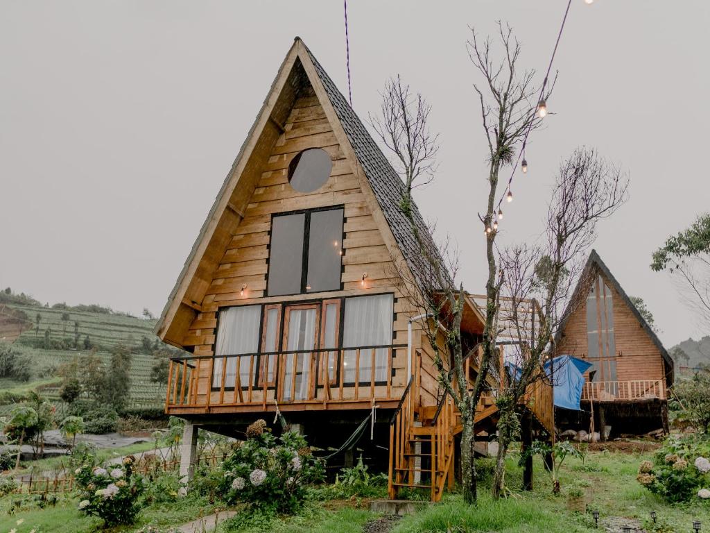 ein großes Holzhaus mit einem Gamer-Dach in der Unterkunft Satha private villa Dieng in Banjarnegara