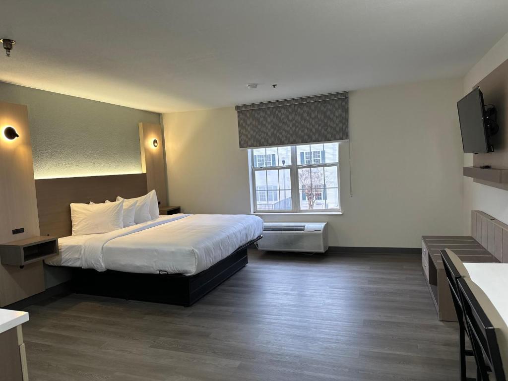ein Hotelzimmer mit einem Bett und einem Fenster in der Unterkunft MainStay Suites Columbia Harbison in Columbia