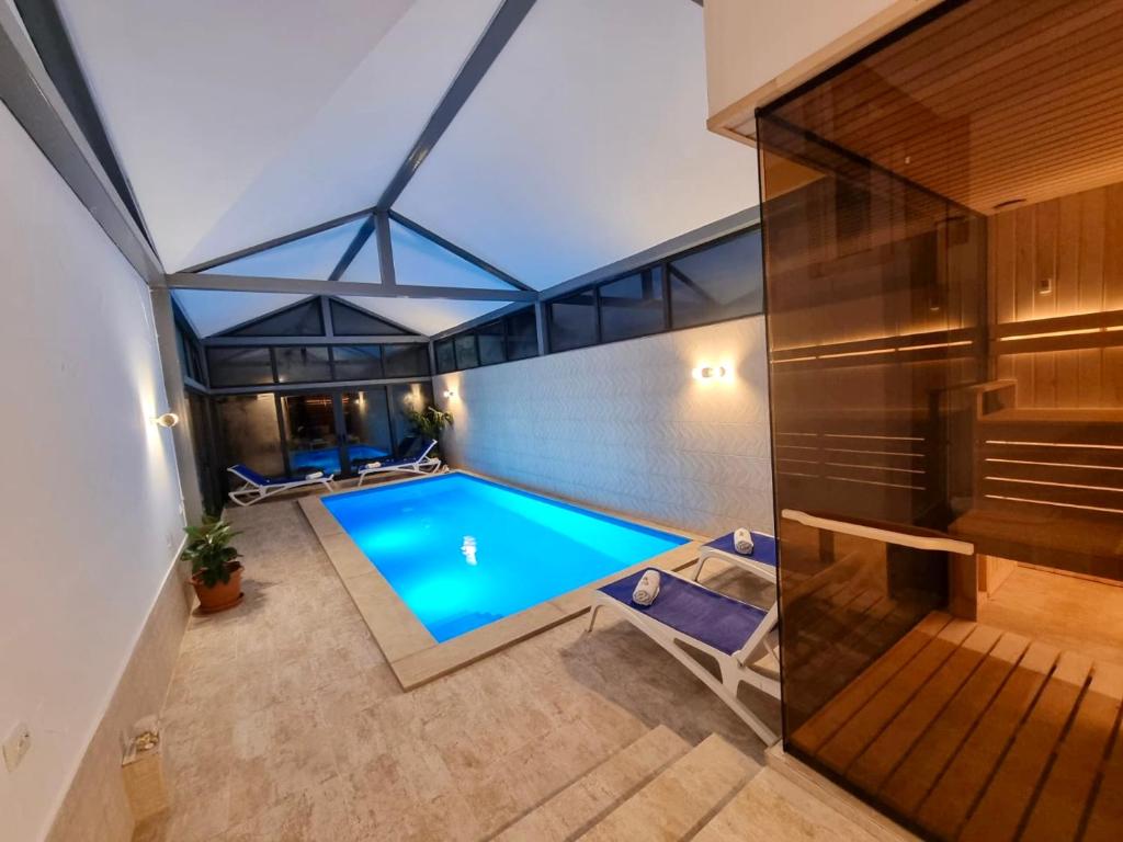 an overhead view of a swimming pool in a house at Laguna Beach Club Bazaleti Lake in Dushetʼi