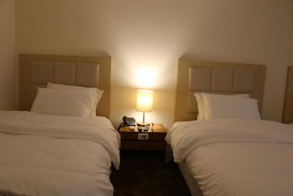 Postel nebo postele na pokoji v ubytování Silk Road Hotel
